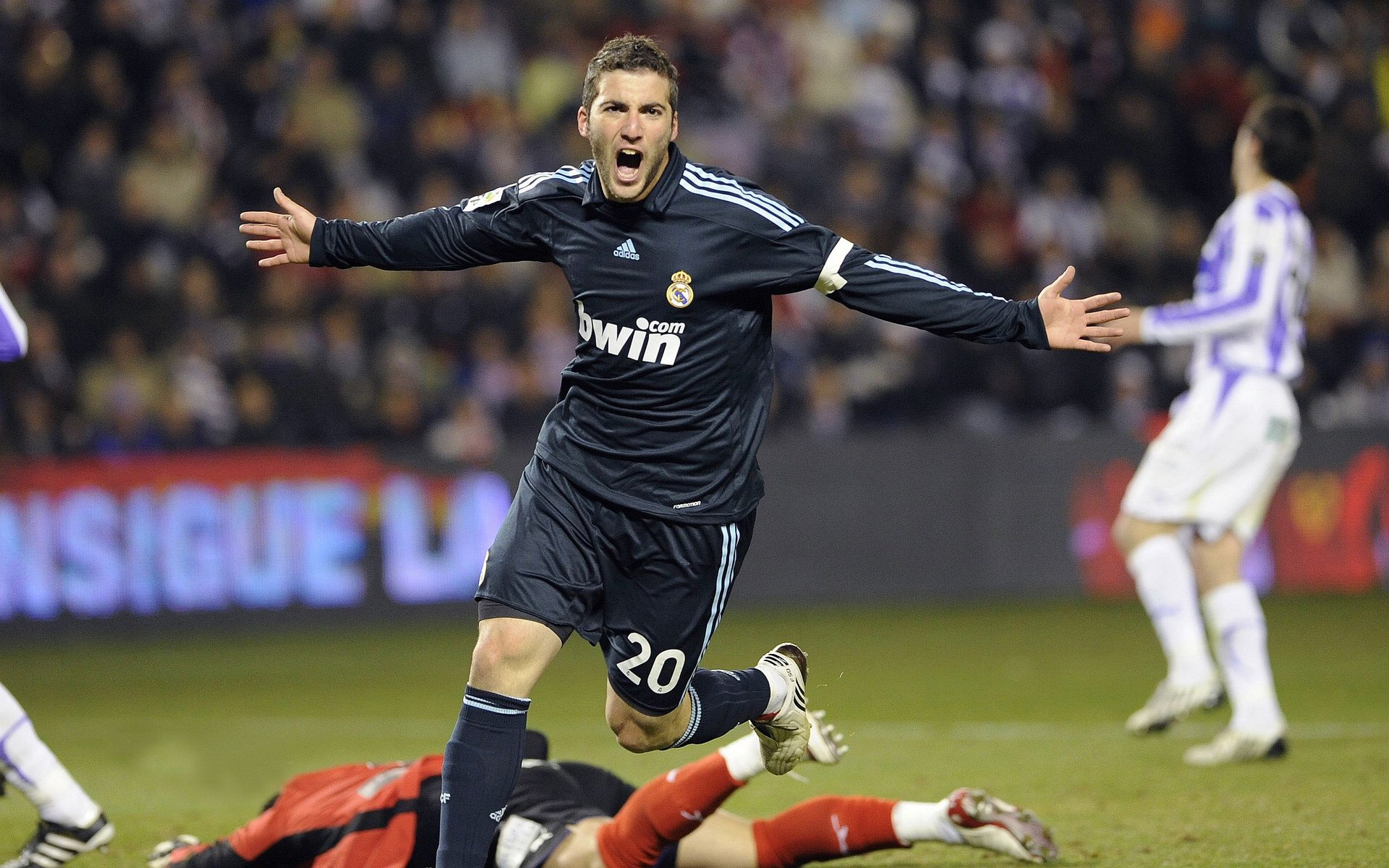 米兰全站APP正式版下载-曼联在主场大胜，争夺联赛冠军希望升腾